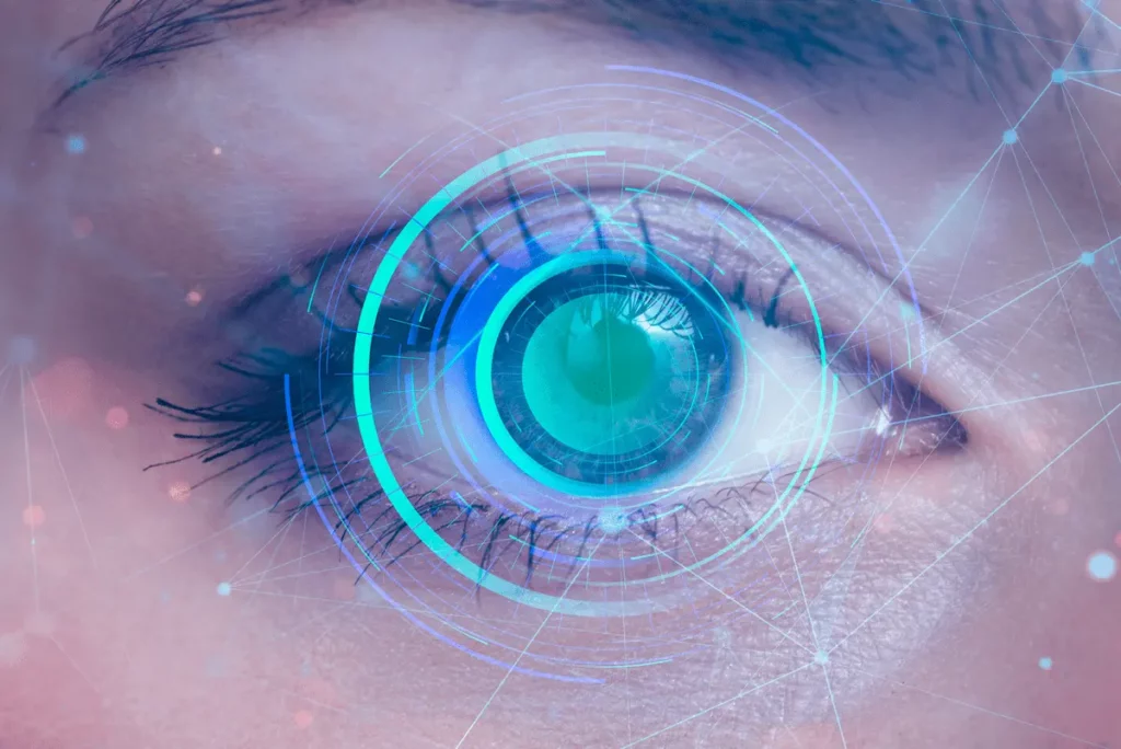 Close-up de um olho com elementos digitais azuis sobrepostos, representando a tecnologia do tratamento SLT.