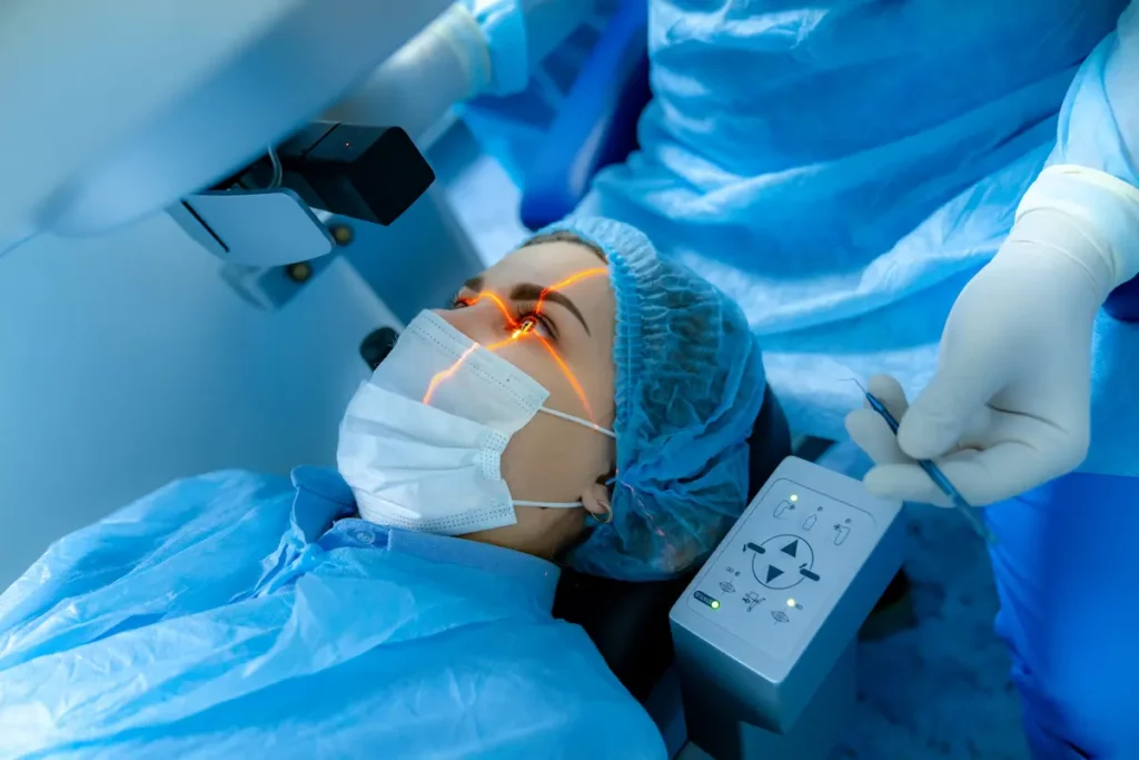 Médico oftalmologista realiza cirurgia refrativa em paciente no centro cirúrgico